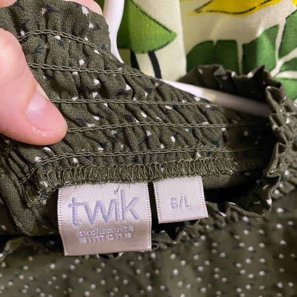 Frilly Collar Patterned Blouse - Picture 4 of 4